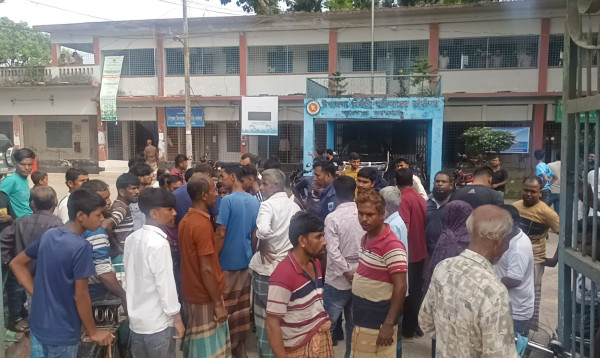 জয়পুরহাটে হাসিল দেওয়াকে কেন্দ্র করে তরুণ কৃষককে মারধর, হাট অফিস ঘেরাও