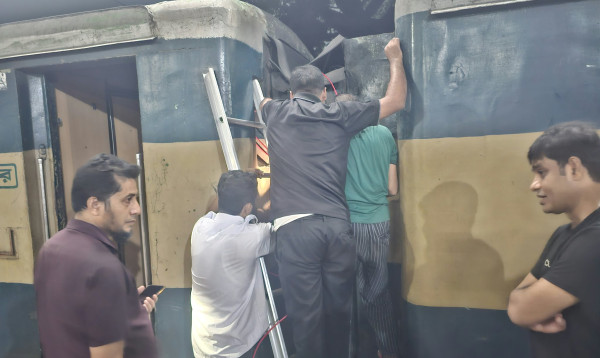 দেড় ঘণ্টা দেরিতে ছাড়ল কিশোরগঞ্জগামী এগারো সিন্ধুর গোধূলি
