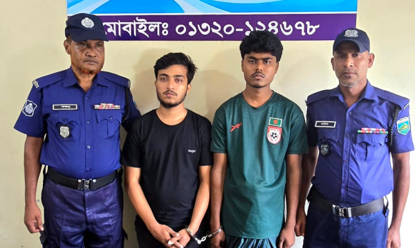 নাটোরে নারীদের আপত্তিকর ভিডিও ধারণ করে ব্ল্যাকমেলের অভিযোগে ২ যুবক গ্রেপ্তার