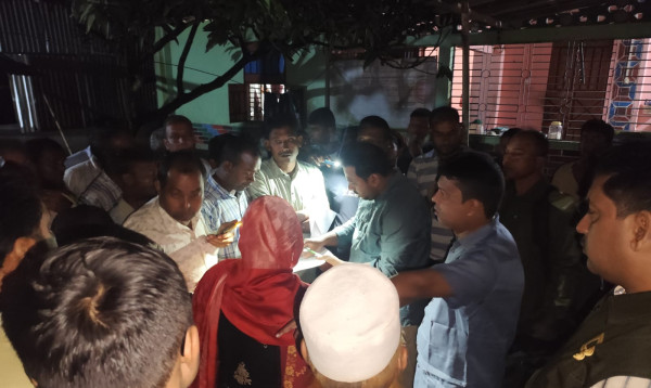লালমনিরহাটে রান্নাঘর থেকে অবৈধভাবে মজুত করা ৫৬ বস্তা সার উদ্ধার