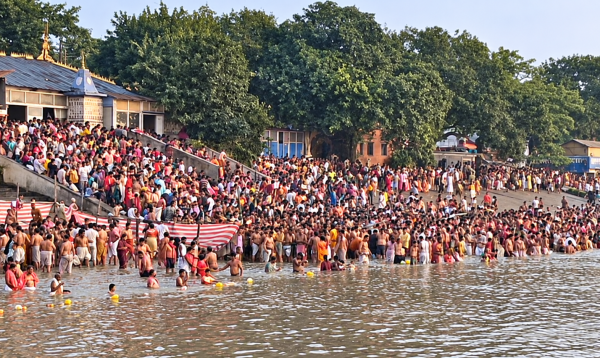 পশ্চিমবঙ্গের গঙ্গার ঘাটগুলিতে হাজার হাজার পূর্ণ্যার্থীর ভিড় উপচে পড়েছে