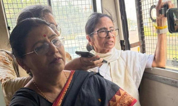 দিল্লিতে বাড়ির সামনে থেকে আটক হলেন মমতা