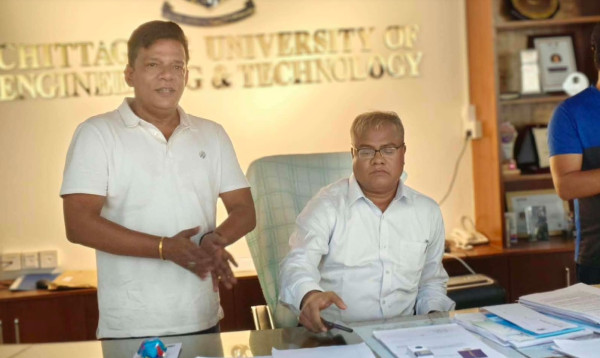 প্রশাসনিক ভবনের তালা ভেঙে নিজ কার্যালয়ে চুয়েট নতুন ভিসি