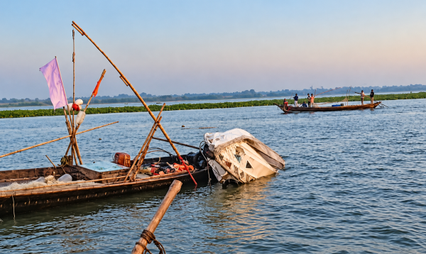 চাঁদপুরে মেঘনায় জেলেদের ধাওয়া করার সময় উল্টে গেল নৌ-পুলিশের স্পিডবোট, নিখোঁজ শটগান