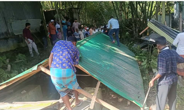 টাঙ্গাইলে রাস্তা বন্ধ করায় ঘরের অংশ ও টিন ভেঙে মরদেহ দাফন