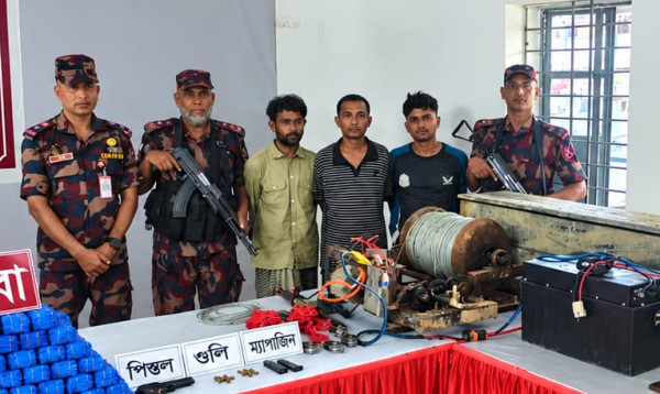 উখিয়ায় কাঠের তৈরি ডুবন্ত ক্যারিয়ারে করে ইয়াবা পাচার, অস্ত্র ও ইয়াবাসহ আটক ৩