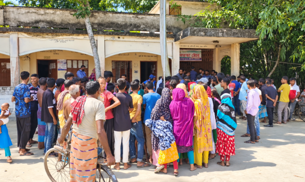 লালমনিরহাটে বিদ্যালয়ে বহিরাগতদের হামলা, প্রধান শিক্ষক ও শিক্ষার্থীসহ আহত ৮