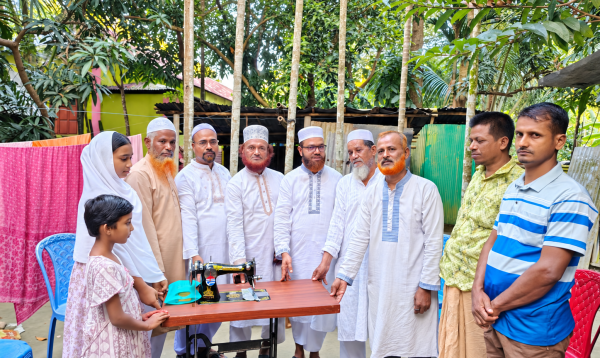 কিশোরগঞ্জে বিএনপি নেতার বিধবা স্ত্রীকে জামায়াতের সেলাই মেশিন উপহার