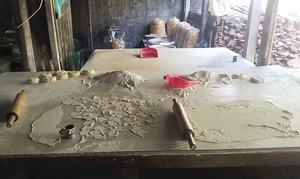 মানিকগঞ্জে মেয়াদোত্তীর্ণ ময়দায় নোংরা পরিবেশে তৈরি হচ্ছিল ফুচকা, ৩ প্রতিষ্ঠানকে জরিমানা