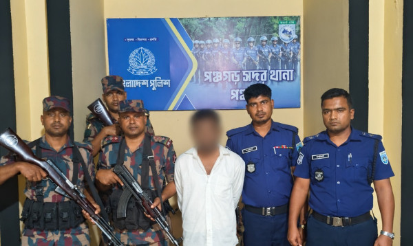 পঞ্চগড় সীমান্তে ৮০ বোতল ভারতীয় সিরাপসহ মাদক কারবারি আটক