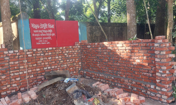 ফেনীতে যাতায়াতের পথ বন্ধ করে দেয়াল নির্মাণ, অবরুদ্ধ দুই পরিবার