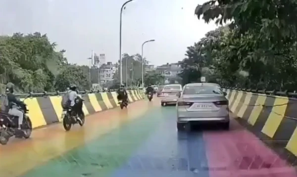 পূজার আগে কলকাতার ফ্লাইওভারে রং, পিছলে পড়ল ৩ বাইকার