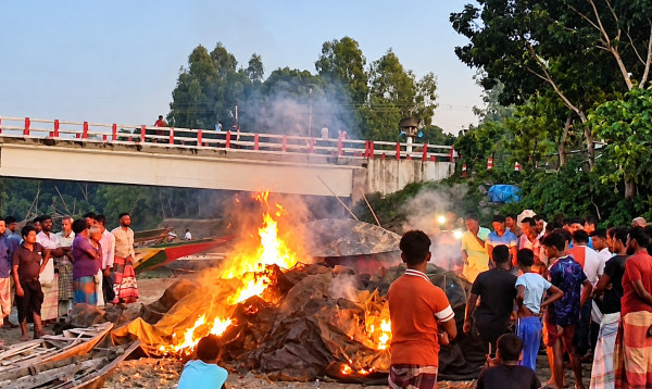 নাটোরে আনুমানিক ২ লাখ টাকার অবৈধ চায়না জাল আগুনে পুড়িয়ে জাল ধ্বংস