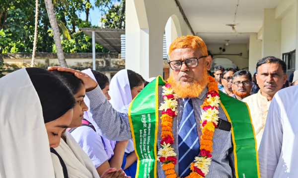 চট্টগ্রামের মিরসরাইয়ে ফুলে সজ্জিত গাড়িতে প্রিয় শিক্ষককে বিদায় জানালেন শিক্ষার্থীরা