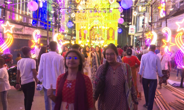 খুলনায় মহাষষ্ঠীর রাতে উৎসবের আমেজ, আলোকসজ্জায় ঝলমল পূজামণ্ডপ