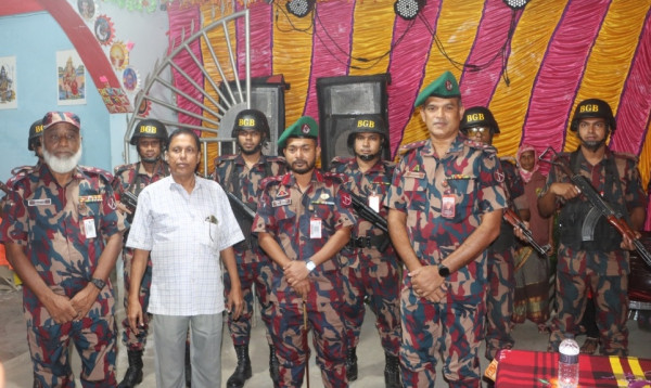 চাঁপাইনবাবগঞ্জ সীমান্তের বিভিন্ন পূজামণ্ডপের নিরাপত্তায় সতর্ক অবস্থানে বিজিবি