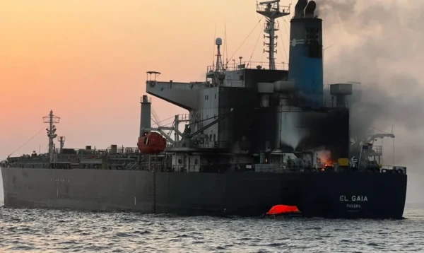 হরমুজ প্রণালিতে মাইন বিস্ফোরণে সুপারট্যাঙ্কারে আগুন