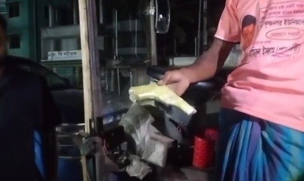 যশোরে মুরগির ভ্যান থেকে বিদেশি ম্যাগাজিন ও তাজা গুলি উদ্ধার
