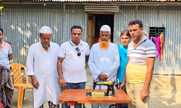 কিশোরগঞ্জে জামায়াতের দেওয়া সেলাই মেশিন ফেরত দিলেন প্রয়াত বিএনপি নেতার স্ত্রী