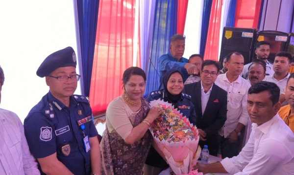 ঢাকার ধামরাইয়ে বিভিন্ন পূজামণ্ডপ পরিদর্শনে ঢাকা বিভাগীয় কমিশনার ও ডিআইজি