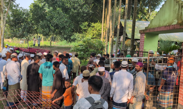 কুড়িগ্রামে সড়ক দুর্ঘটনায় নিহত মা ও তার দুই শিশু সন্তান পাশাপাশি চিরনিদ্রায় শায়িত