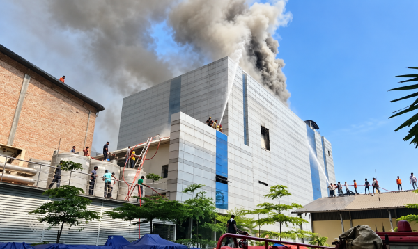 টঙ্গীতে ড্রাগ ইন্টারন্যাশনালে অগ্নিকাণ্ড: ফায়ার সার্ভিসের ৫ সদস্যের তদন্ত কমিটি গঠন