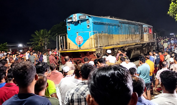 শায়েস্তাগঞ্জ রেলওয়ে স্টেশনে সিলেটগামী জয়ন্তিকা এক্সপ্রেসের ইঞ্জিনে আগুন