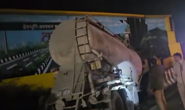 ভারতে বিলবোর্ডের ছবিকে রাস্তা ভেবে সজোরে চালিয়ে দেন ট্রাক, চালকের মৃত্যু
