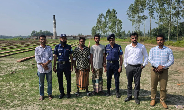 মানিকগঞ্জে কৃষিজমির মাটি কাটার দায়ে দুইজনকে ৩ লাখ টাকা জরিমানা