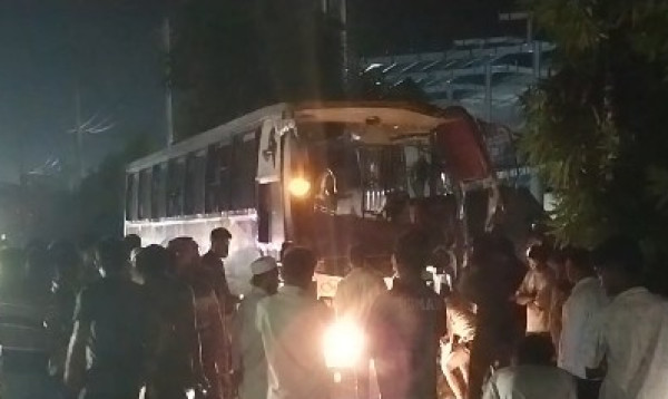 টাঙ্গাইলে বাসের রেষারেষিতে বিদ্যুতের খুঁটিতে ধাক্কা, নিহত ২
