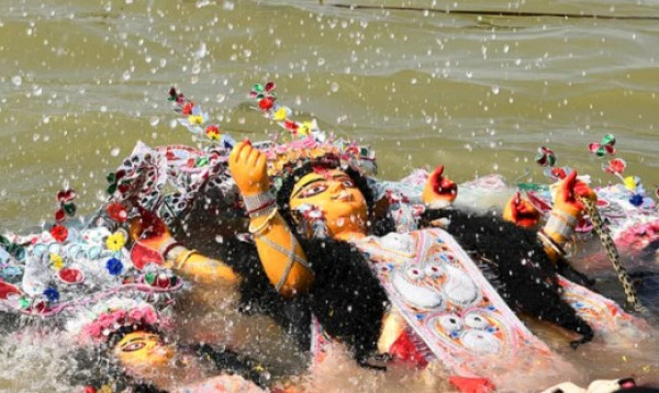 প্রতিমা বিসর্জনের মাধ্যমে শেষ হচ্ছে দুর্গোৎসব