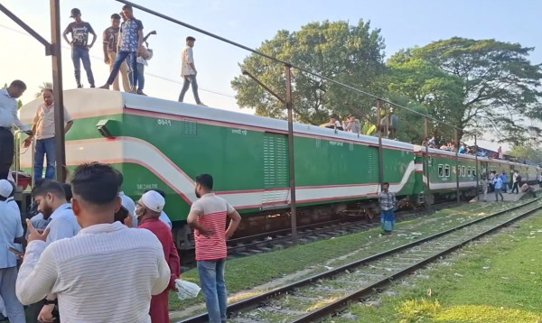 ইঞ্জিন বিকল হয়ে আড়াই ঘণ্টা ধরে স্টেশনেই আটকে কিশোরগঞ্জ এক্সপ্রেস