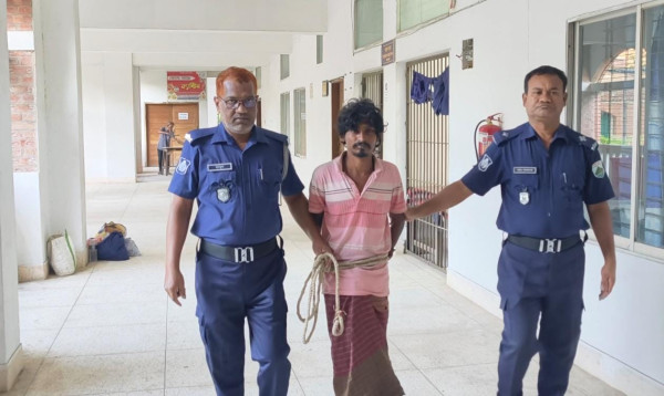 জয়পুরহাটে থানায় ঢুকে ৩ পুলিশকে বাটাম দিয়ে এলোপাতাড়ি আঘাত, যুবক গ্রেপ্তার