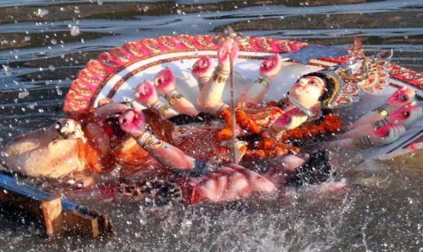 বিসর্জনের মধ্য দিয়ে শেষ হলো শারদীয় দুর্গোৎসব