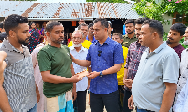 পিরোজপুরে ট্রলারডুবিতে স্ত্রী-সন্তান হারানো শংকরের পাশে গণপূর্ত প্রতিমন্ত্রী