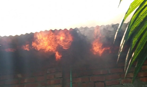 টেকনাফে ভয়াবহ অগ্নিকাণ্ডে নিঃস্ব ৮-১০টি পরিবার