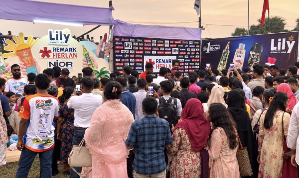 কুয়াকাটা পর্যটন কার্নিভালের প্রথম দিনেই নজর কেড়েছে লিলি-নিওর