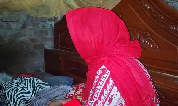 লালমনিরহাটে বিয়ের দাবিতে বাড়িতে স্কুলশিক্ষিকার অনশন, বাড়ি থেকে পালালেন সিভিল জজ