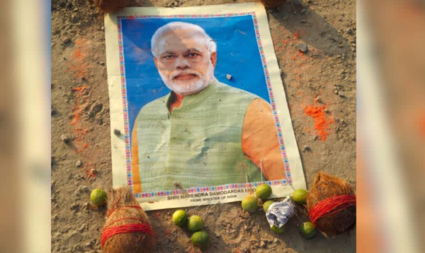 মোদির ছবি নিয়ে কালোজাদুর অভিযোগ, থানায় মামলা