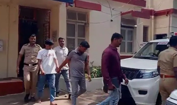 ভারতে চাচার বাড়ি থেকে স্বর্ণ চুরি করে গাড়ি কিনে গ্রেপ্তার তরুণ