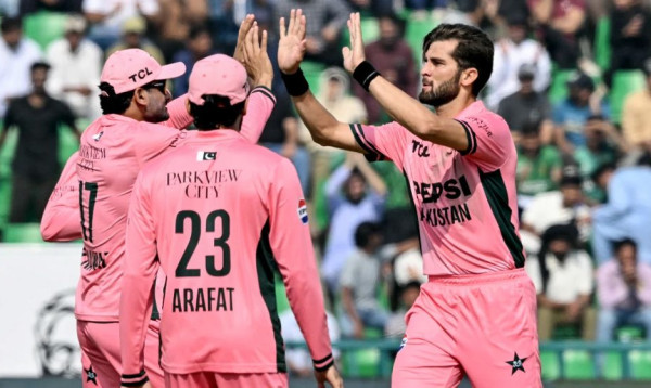 স্তন ক্যানসার সচেতনতায় সবুজ জার্সির বদলে গোলাপি জার্সিতে মাঠে নামল পাকিস্তান