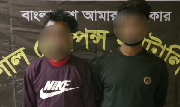 নাটোরে অনলাইনে প্রতারণার অভিযোগে ২ ভাই গ্রেপ্তার, ৫ মোবাইল ও ২৫ সিম জব্দ