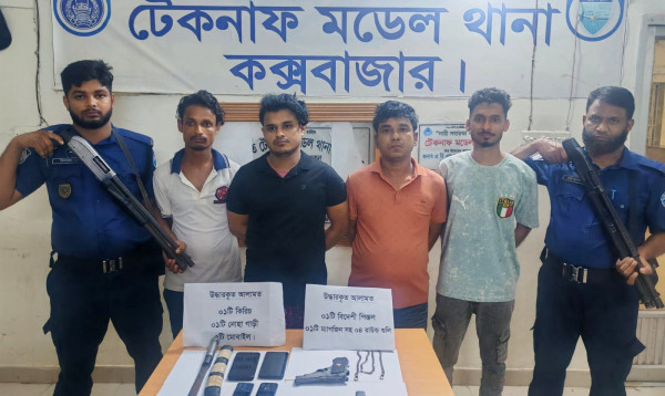 টেকনাফে তল্লাশিকালে বিদেশি পিস্তল ও গুলিসহ গ্রেপ্তার ৪