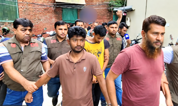 বগুড়ায় পুলিশ পরিচয়ে ১০২ ভরি স্বর্ণ ছিনতাই করে বিক্রি, ৮৮ লাখ টাকাসহ গ্রেপ্তার ৪
