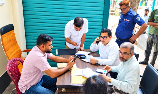 যশোরে ১৫ টাকা কেজির সরকারি চাল বিতরণে অনিয়মের অভিযোগ, ডিলারের কাগজপত্র জব্দ