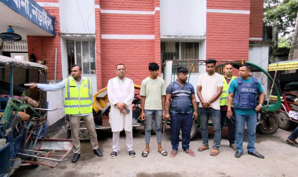 নড়াইলে চারটি চোরাই ইজিবাইক ও মোটরসাইকেলসহ গ্রেপ্তার ৩