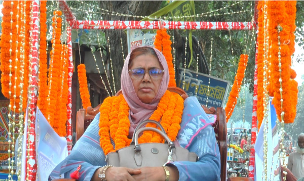 সিরাজগঞ্জে ঘোড়ার গাড়িতে চড়িয়ে প্রধান শিক্ষককে রাজকীয় বিদায়