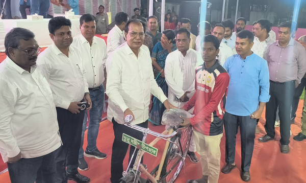 খেলা দেখতে এসে সাইকেল হারালেন শিক্ষার্থী, উপহার দিলেন ত্রাণমন্ত্রী